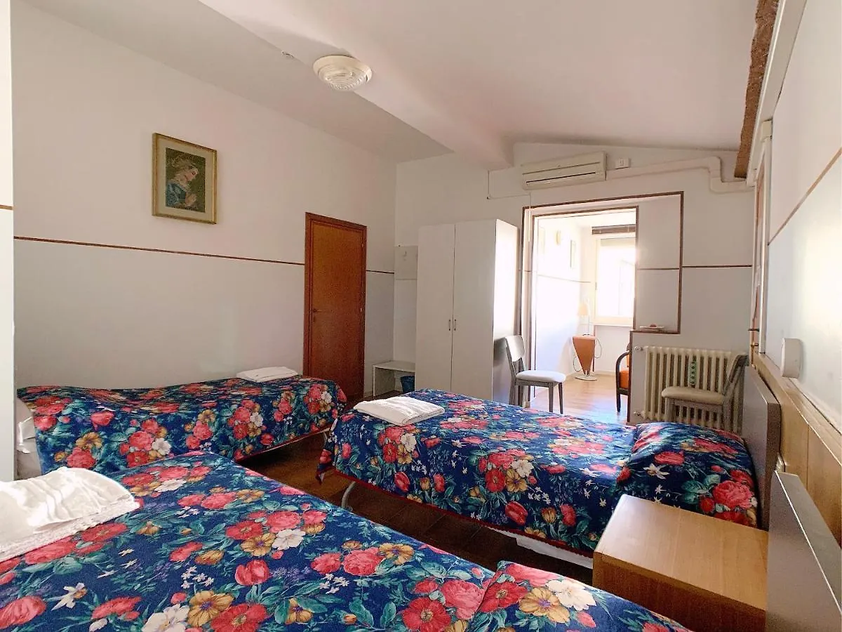 ベッド・アンド・ブレックファスト Casa Per Ferie Suore Oblate Dell'Assunzioneフィレンツェ